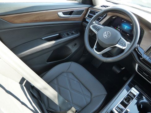 Used 2024 Volkswagen Atlas SE AWD/4WD image 9