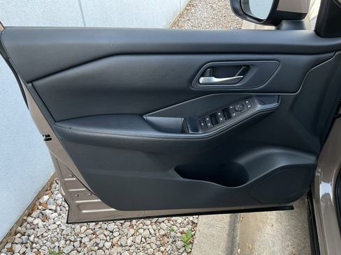 Used 2025 Nissan Rogue SV image 12