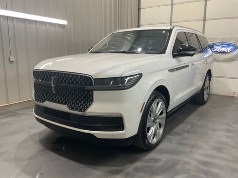 Used 2025 Lincoln Navigator Reserve AWD/4WD image 3