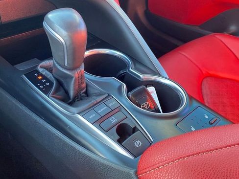 Used 2018 Toyota Camry XSE image 11