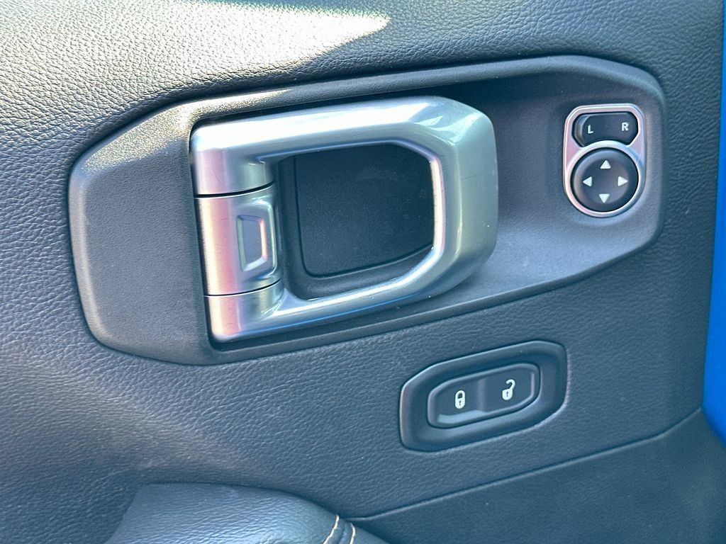 Used 2022 Jeep Wrangler Unlimited Sahara AWD/4WD image 18