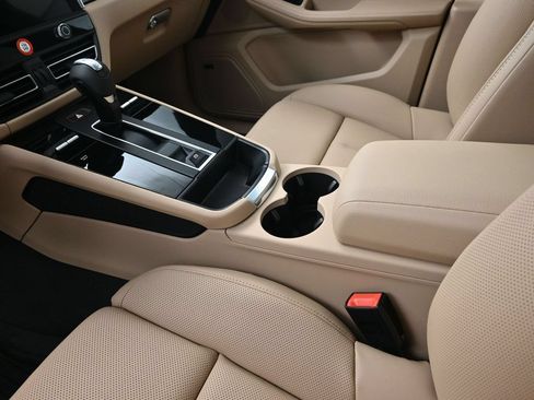 Certified 2026 Porsche Macan AWD/4WD image 22