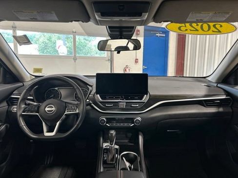 Used 2025 Nissan Altima 2.5 SR w/ SR Premium Package AWD/4WD image 16