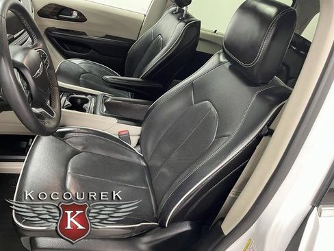 Used 2023 Chrysler Pacifica Limited FWD image 12