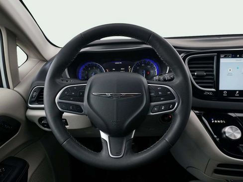 Used 2023 Chrysler Pacifica Touring-L FWD image 27