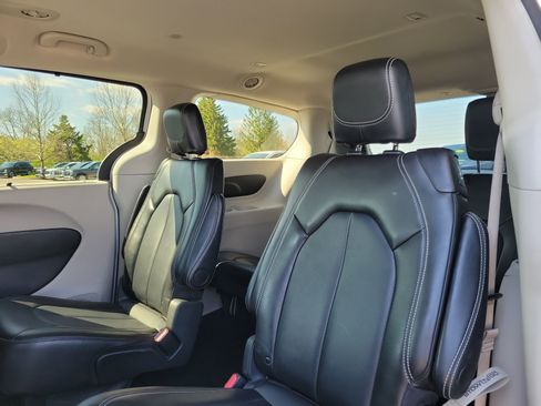Used 2024 Chrysler Pacifica Touring-L FWD image 12