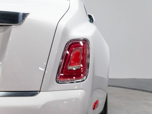 Used 2019 Rolls-Royce Phantom Sedan RWD image 60