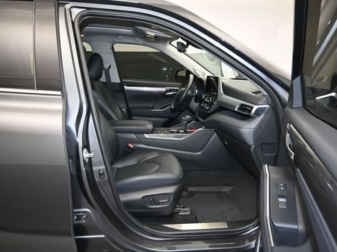 Used 2023 Toyota Highlander Platinum FWD image 28