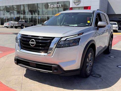 Certified 2025 Nissan Pathfinder SV FWD image 4