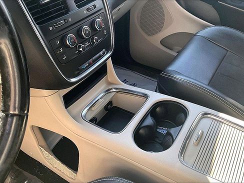 Used 2020 Dodge Grand Caravan SXT image 16