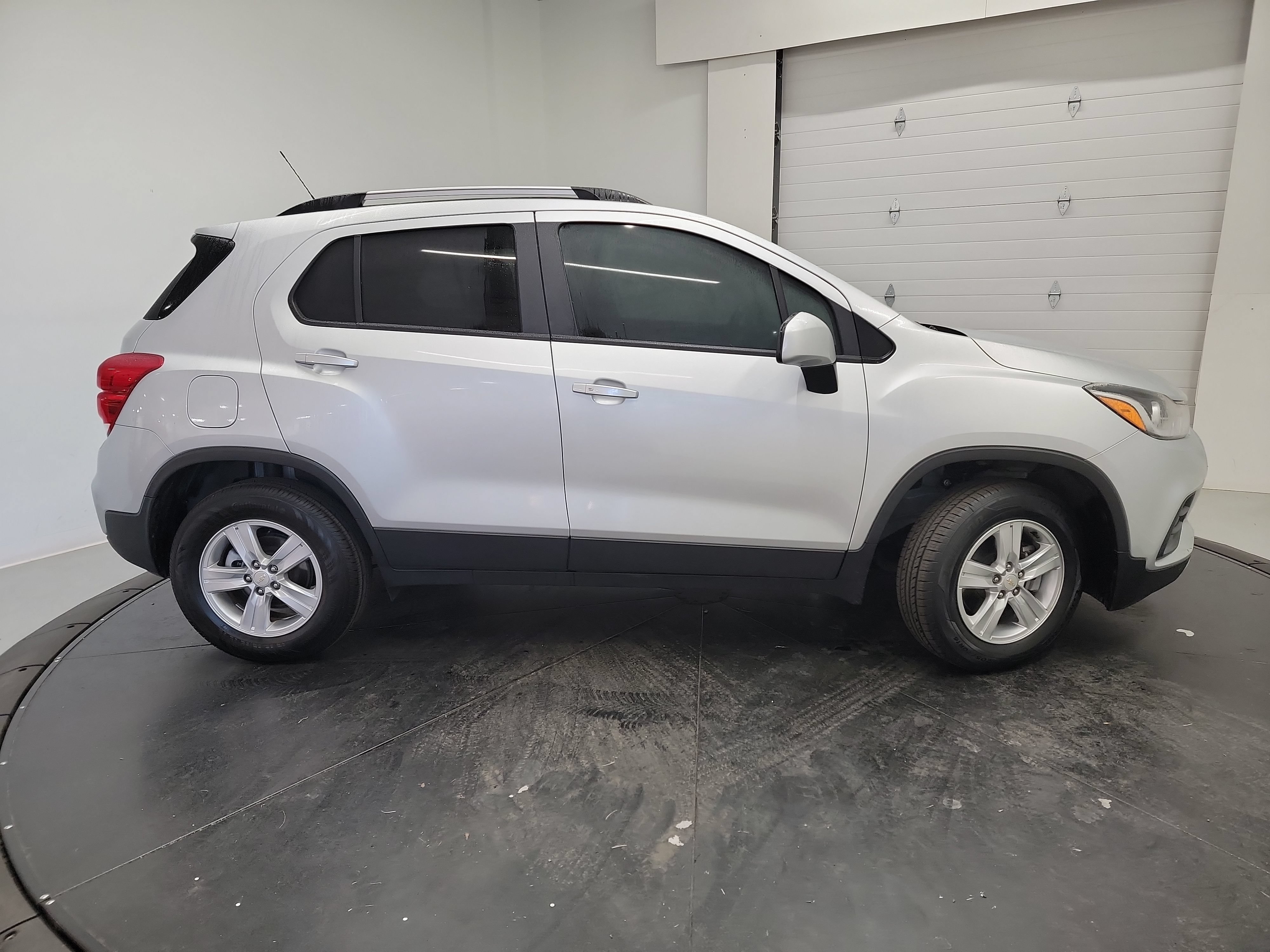 Used 2022 Chevrolet Trax LT w/ LT Convenience Package AWD/4WD image 11