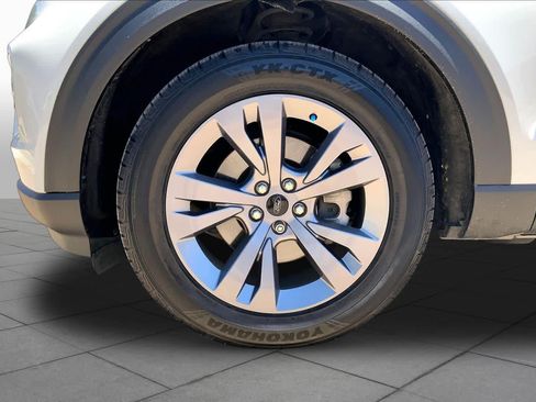 Used 2022 Ford Explorer XLT w/ Equipment Group 202A RWD image 11