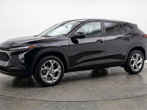 Used 2025 Chevrolet Trax LT FWD image 3