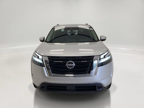 Used 2025 Nissan Pathfinder SV FWD image 2