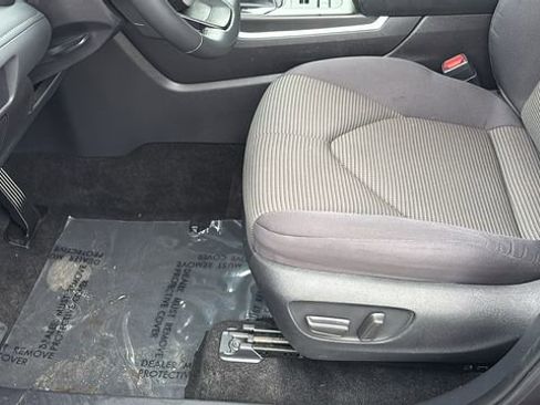 Used 2025 Toyota Highlander LE image 28