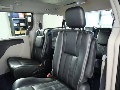 Used 2013 Chrysler Town & Country Touring-L w/ Driver Convenience Group FWD image 14