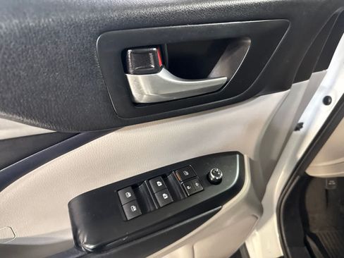 Used 2017 Toyota Highlander XLE AWD/4WD image 17