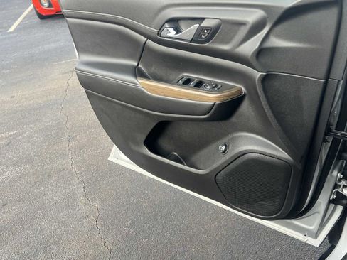 Used 2020 GMC Acadia SLE w/ Driver Convenience Package image 18