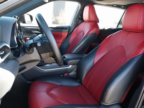 Used 2024 Toyota Highlander XSE image 29