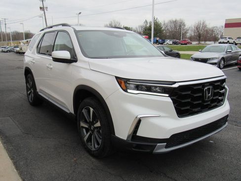 Used 2024 Honda Pilot Touring image 4