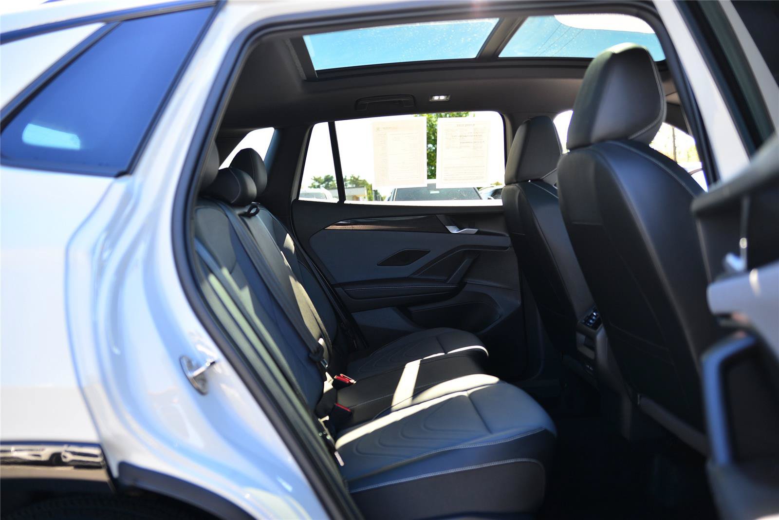 Certified 2025 Volkswagen Tiguan SE R-Line AWD/4WD image 18
