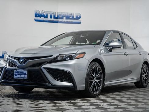 Used 2024 Toyota Camry SE image 3