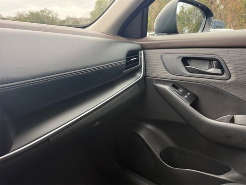 Used 2023 Nissan Rogue S image 23