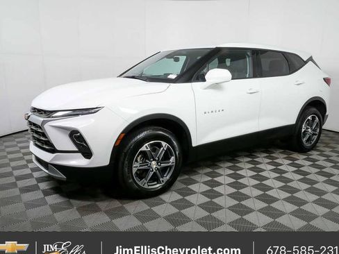 Certified 2025 Chevrolet Blazer LT FWD image 2