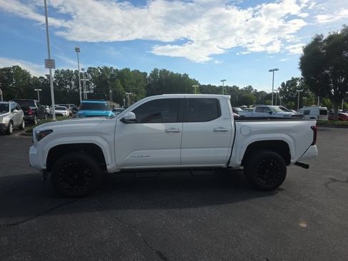 Used 2024 Toyota Tacoma SR5 AWD/4WD image 7