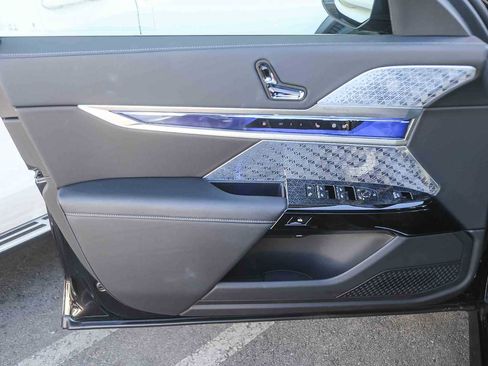 Used 2025 BMW 750e xDrive w/ Premium Package image 17