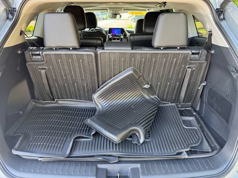 Used 2024 Toyota Highlander XLE AWD/4WD image 16