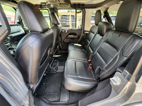 Used 2019 Jeep Wrangler Unlimited Sahara AWD/4WD image 17