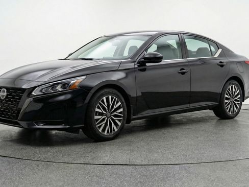 Used 2025 Nissan Altima 2.5 SV FWD image 3