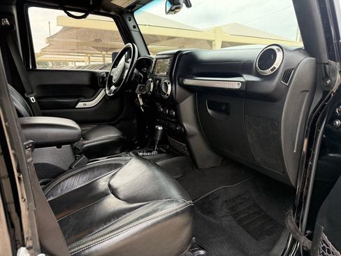 Used 2017 Jeep Wrangler Unlimited Sahara w/ Mopar Chrome Edition Group image 15