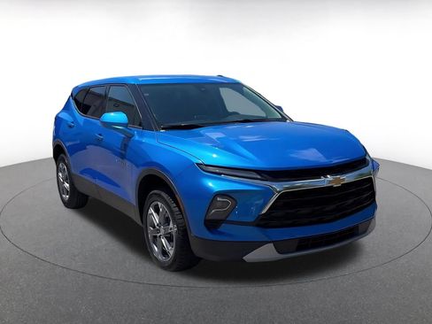 Used 2025 Chevrolet Blazer LT FWD image 2