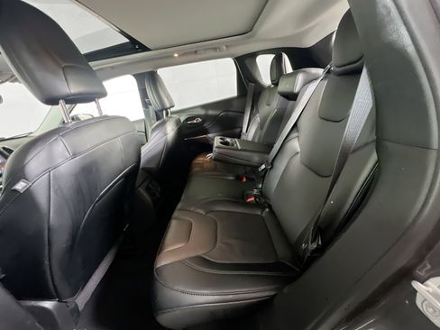 Used 2022 Jeep Cherokee Limited image 24