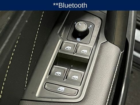 Used 2023 Volkswagen Tiguan SE w/ Panoramic Sunroof Package image 16