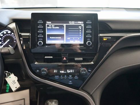 Used 2022 Toyota Camry SE image 7