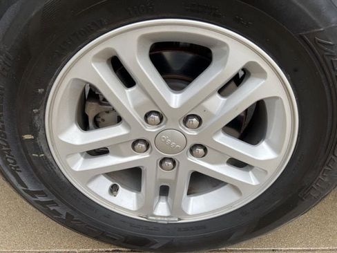 Certified 2023 Jeep Grand Cherokee Laredo w/ Luxury Tech Group I image 7