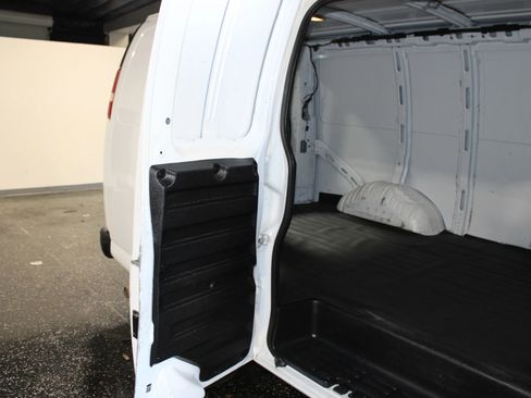 Used 2005 Chevrolet Express 2500 image 26