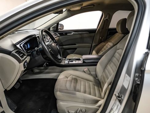 Used 2017 Ford Fusion SE FWD image 3