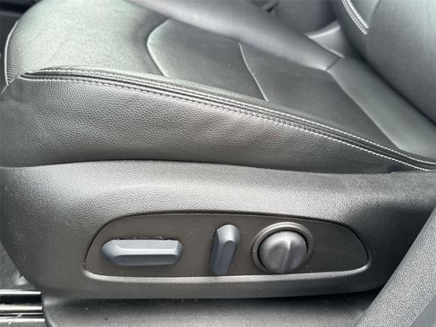 Used 2022 GMC Terrain SLT image 13