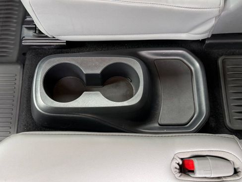 Used 2022 Toyota Highlander XLE image 9