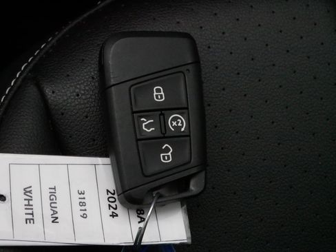 Certified 2024 Volkswagen Tiguan SE w/ Panoramic Sunroof Package image 33