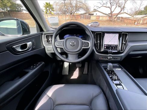 Used 2025 Volvo XC60 B5 Core image 8