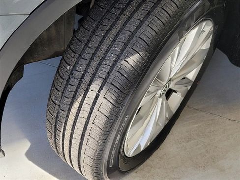 Used 2018 Volkswagen Tiguan S image 23