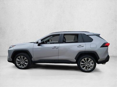 Used 2021 Toyota RAV4 XLE Premium image 8