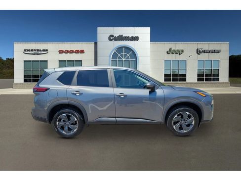Used 2024 Nissan Rogue SV AWD/4WD image 2