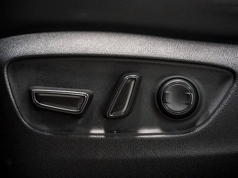 Used 2023 Toyota Highlander XLE image 7