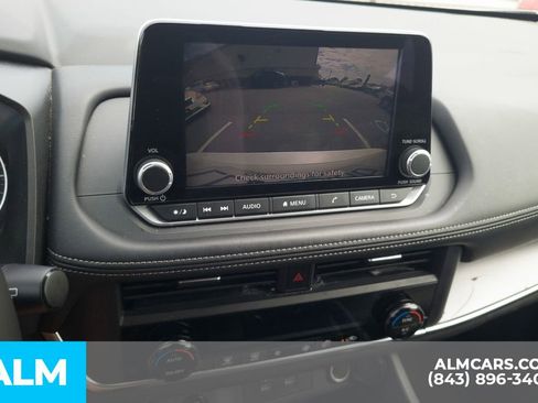 Used 2025 Nissan Rogue SV image 8